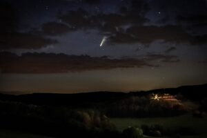 Komet Neowise am 13. Juli 2020 über der Schaumburg zu Schalkau