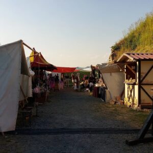 romatischer Abend zwischen reich ausgestellter Mittelalterware, Schmuck, Haushaltsgegenständen, KInderwaffen aus Holz und Süßigkeiten